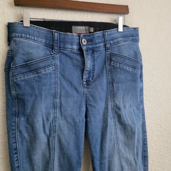 Torrid Super Soft Bombshell Skinny Medium Wash Jeans Women's Size 12 - Picture 4 of 8